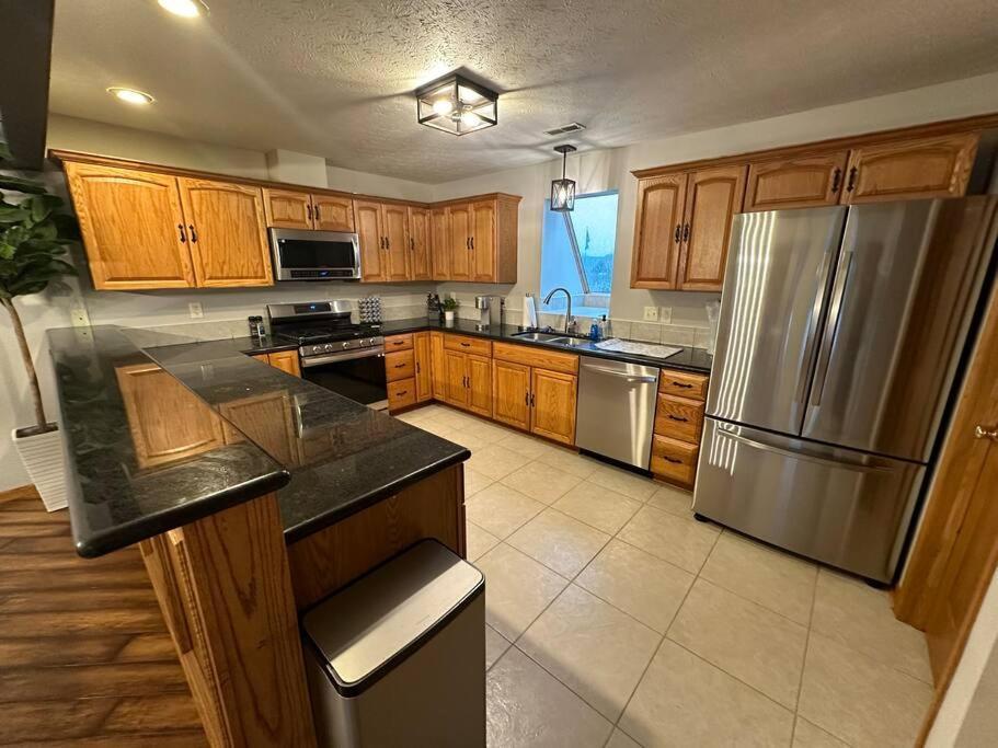 Inviting 3 Bed 2.5 Bath Townhome In Wadsworth المظهر الخارجي الصورة